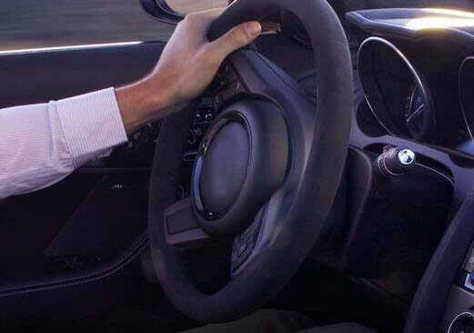 Щелчки в передней части Jaguar XE при повороте руля
